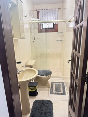 Shower, hair dryer, towels, soap - Spacious vacation home for 10 people with pool 200 meters to the beach (Niterói)