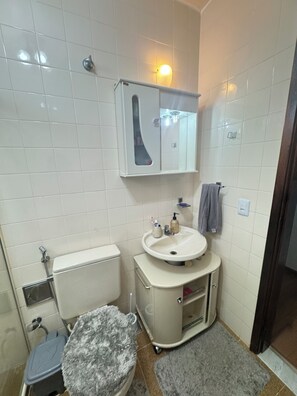 Shower, hair dryer, towels, soap - Spacious vacation home for 10 people with pool 200 meters to the beach (Niterói)