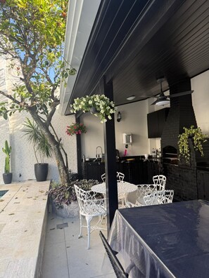 Outdoor dining - Spacious vacation home for 10 people with pool 200 meters to the beach (Niterói)