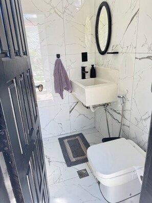 Bathroom - Spacious vacation home for 10 people with pool 200 meters to the beach (Niterói)