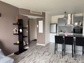 ثلاجة، ميكروويف، فرن، موقد طهي مسطح