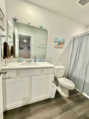 Shower, hair dryer, towels - NEW! Sweet Tee Beach Escape (Little River)