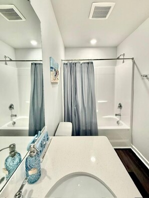 Shower, hair dryer, towels - NEW! Sweet Tee Beach Escape (Little River)