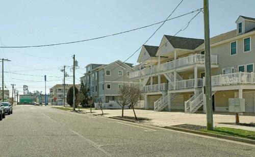 Beach and Boards 3-bedroom condo 1 block to the boardwalk with plenty of parking