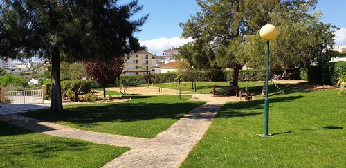 15mins walk to beach! Cozy apartment with communal pool and BBQ area!