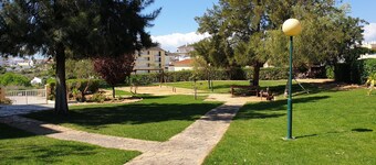 15mins walk to beach! Cozy apartment with communal pool and BBQ area!