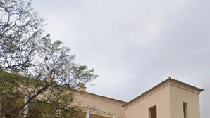 Un immeuble à plusieurs étages doté de balcons, d’une entrée sécurisée et d’une enseigne avec des numéros.