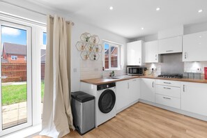 Fridge, microwave, oven, stovetop - Stylish 3-Bedroom Home with Garden & Parking in Slough (Slough)