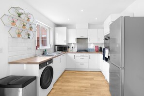 Fridge, microwave, oven, stovetop - Stylish 3-Bedroom Home with Garden & Parking in Slough (Slough)