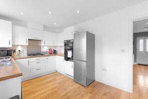 Fridge, microwave, oven, stovetop - Stylish 3-Bedroom Home with Garden & Parking in Slough (Slough)