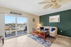Smart TV - 🌊Ocean Views | Steps to Beach | Perfect for Couples | Mariner's Cove 405🌊 (New Smyrna Beach)