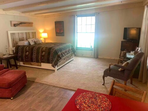 Marsh Meadows - Guest house on a Creek
