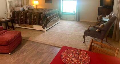 Marsh Meadows - Guest house on a Creek
