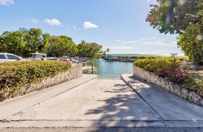 A marina with boats docked, a clear sky, and a pathway leading to the water. - Beautiful house in Islamorada (Islamorada)