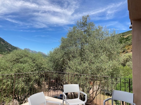 Property grounds. Guesthouse on the Farm “U Bene Stà - Ciucciaghja”: Mountain View, Wi-Fi, Air Conditioning