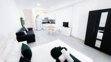 Studio Superior, 1 Tempat Tidur Queen dengan tempat tidur Sofa, akses ke kolam renang | Seprai katun Mesir, seprai premium, dan selimut bulu angsa