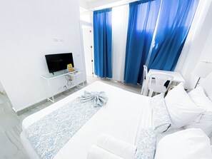 Studio Confort, 1 grand lit, cuisinette, vue sur la ville | Vue de la chambre