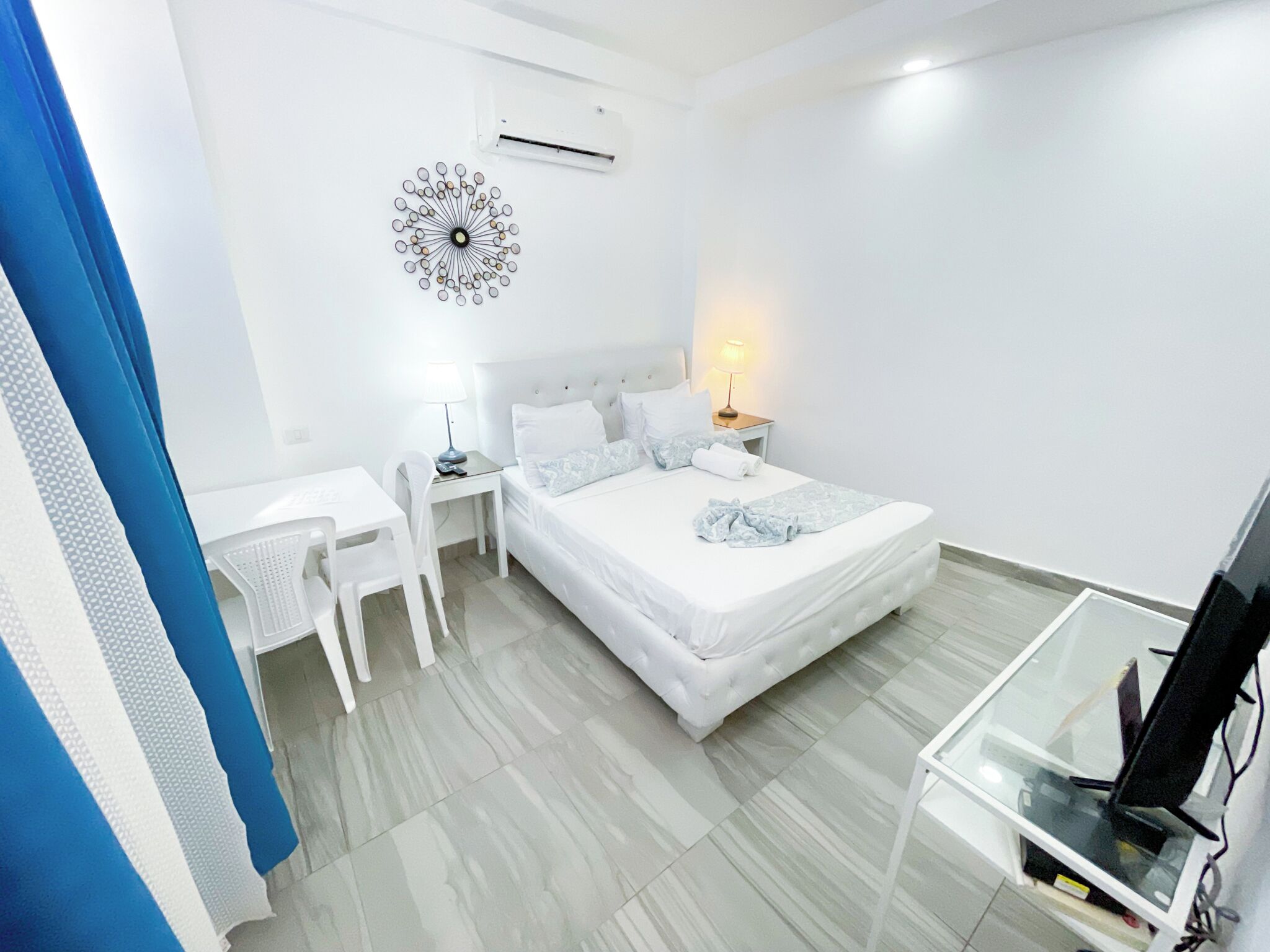 Studio Confort, 1 grand lit, cuisinette, vue sur la ville