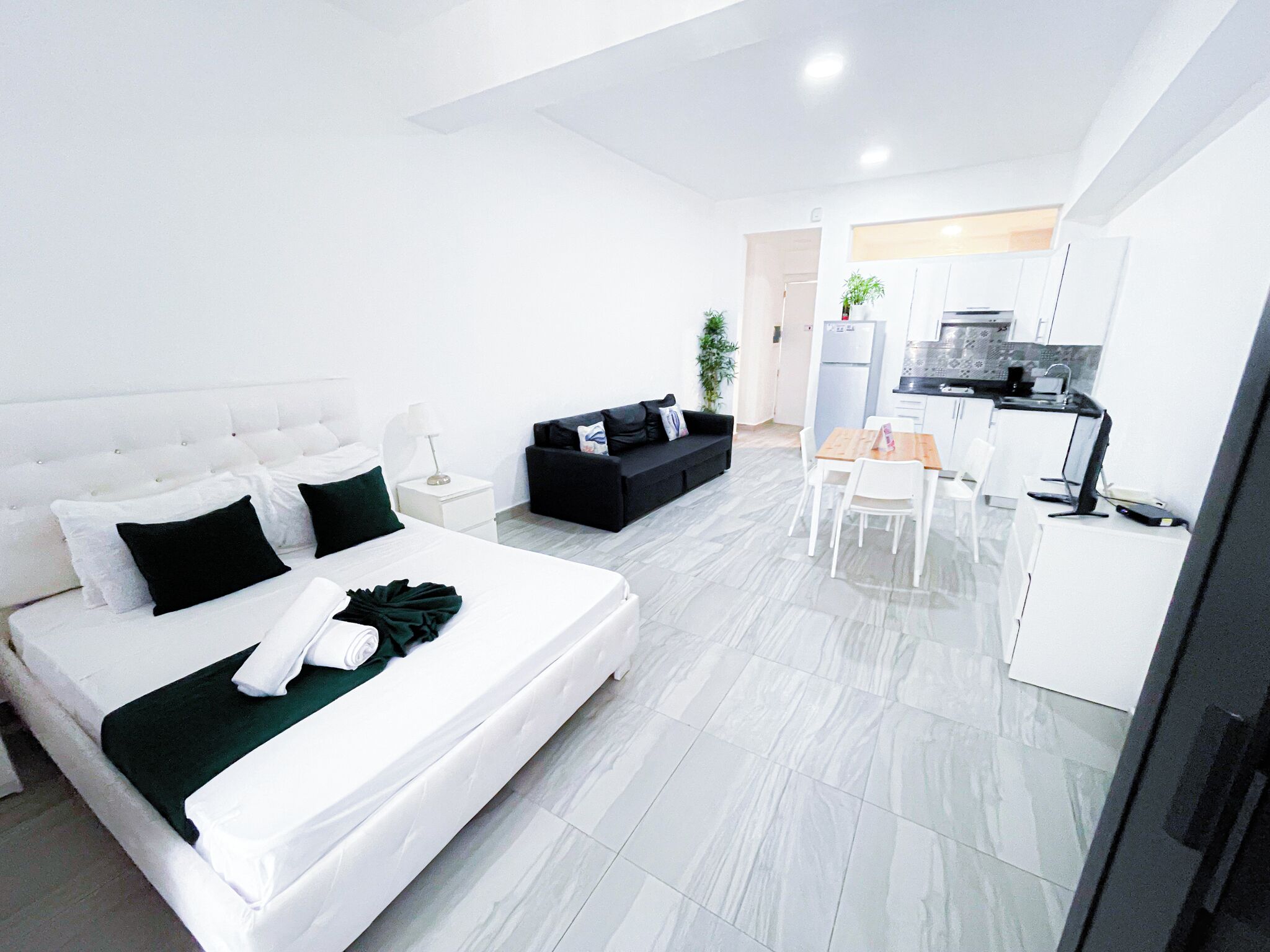 Studio supérieur, 1 grand lit et 1 canapé-lit, accès à la piscine, vue sur la ville