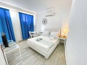 Studio Confort, 1 grand lit, cuisinette, vue sur la ville