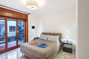 Tabla de planchar con plancha, wifi, ropa de cama