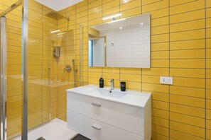 Ducha, secador de pelo, toallas