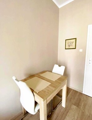 Kondominium Comfort, balkon, pemandangan kota | Tempat makan