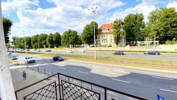 Comfort-Apartment, Balkon, Stadtblick | Unterkunftsgelände