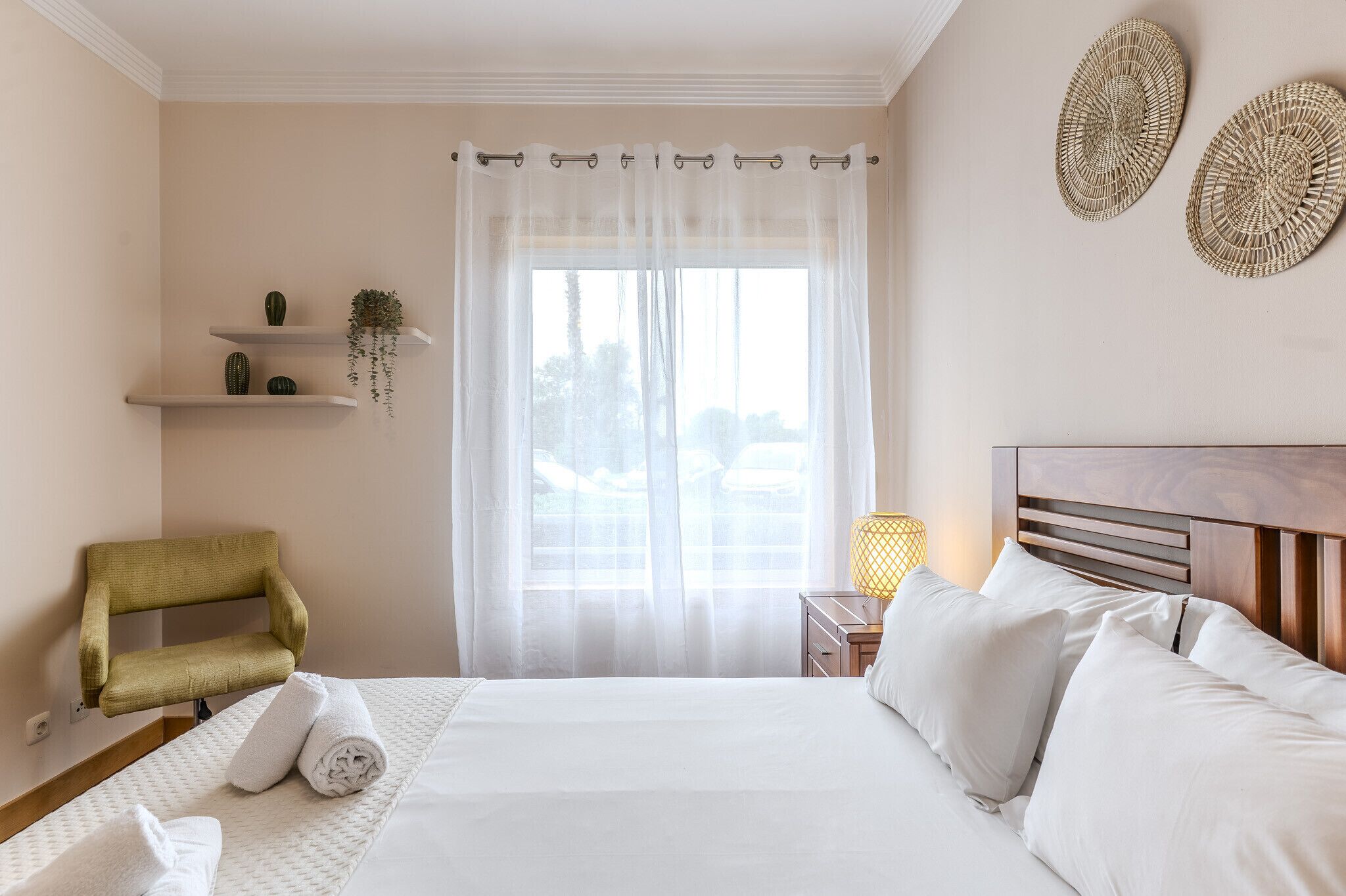 Tabla de planchar con plancha, wifi gratis y ropa de cama 