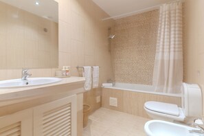 Shower, hair dryer, bidet, towels - #337 Great 2BR Apartment | Terrace in Albufeira (Albufeira)