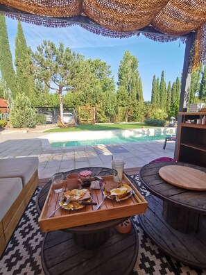 Outdoor dining - 2-bedroom, 2-bathroom apartment with kitchen (Le Cannet-des-Maures)