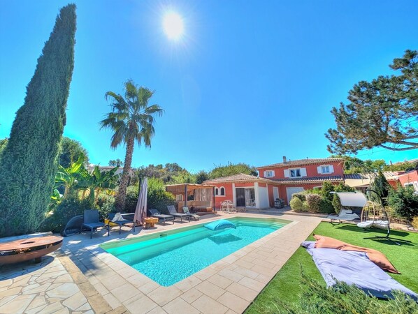 Pool - 2-bedroom, 2-bathroom apartment with kitchen (Le Cannet-des-Maures)