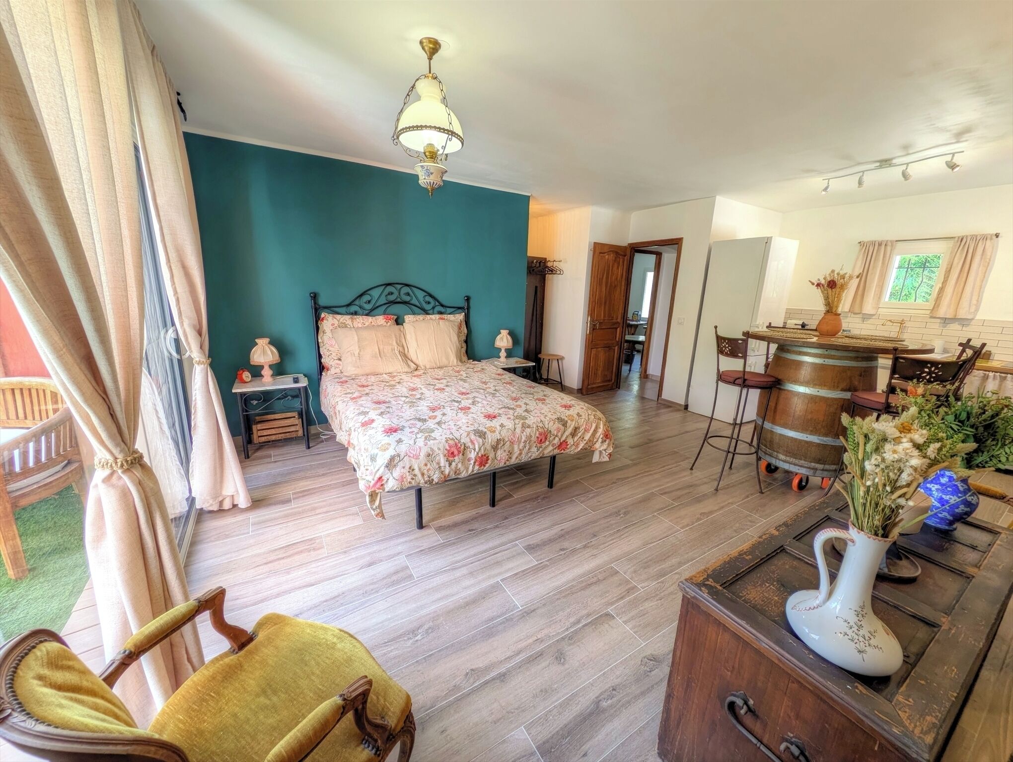 2 bedrooms, internet, bed sheets