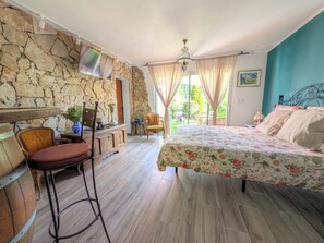 Room - 2-bedroom, 2-bathroom apartment with kitchen (Le Cannet-des-Maures)