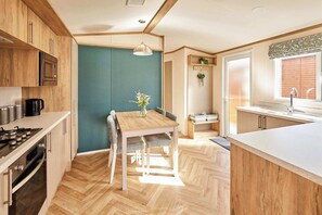 Fridge, microwave, oven, electric kettle - Host & Stay | Molly's Place (Morpeth)