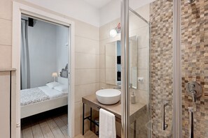 Shower, hair dryer, towels - Teatro Nuovo Apartment Holiday Home with Balcony, Wi-Fi and Air Conditioning (Napoli)