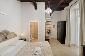 WiFi, bed sheets - Teatro Nuovo Apartment Holiday Home with Balcony, Wi-Fi and Air Conditioning (Napoli)