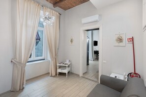 TV - Teatro Nuovo Apartment Holiday Home with Balcony, Wi-Fi and Air Conditioning (Napoli)