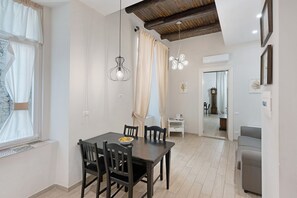 Interior - Teatro Nuovo Apartment Holiday Home with Balcony, Wi-Fi and Air Conditioning (Napoli)