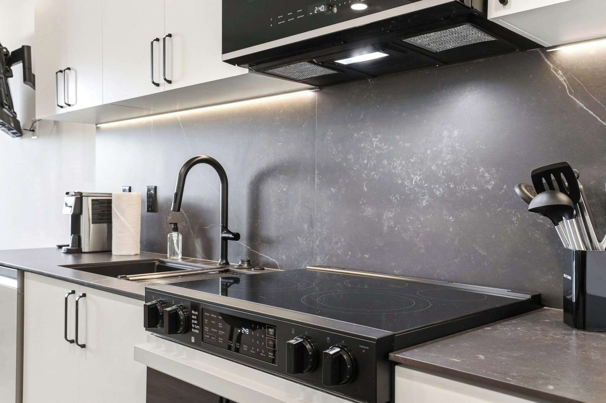 Refrigerador, microondas, horno y parrilla de estufa 
