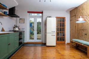 A kitchen with a refrigerator, a stove, and a sink. - Modern 2BDR Retreat | Near Beach & City Centre (Brighton and Hove)