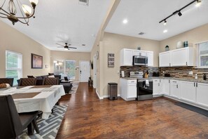 Fridge, microwave, oven, dishwasher - NEW! Minutes from Alamodome, RiverWalk, Pearl and HBGCC (San Antonio)