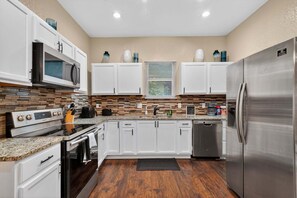Fridge, microwave, oven, dishwasher - NEW! Minutes from Alamodome, RiverWalk, Pearl and HBGCC (San Antonio)