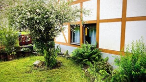 Una casa tradizionale a graticcio con un giardino curato.
