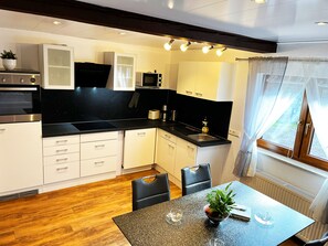 Fridge, microwave, oven, stovetop - Viktorias Villa (Schleiden)