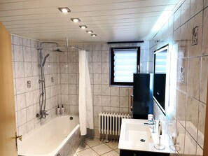 Hair dryer, towels, soap, shampoo - Viktorias Villa (Schleiden)