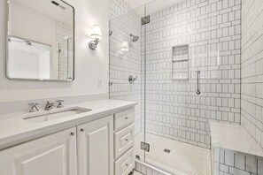 Dusche, Haartrockner, Handtücher, Shampoo