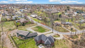 Vista aérea de una zona residencial con casas, calles y áreas verdes.