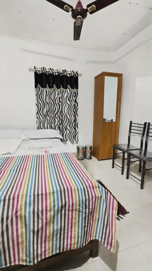 1 chambre, fer et planche à repasser, draps fournis