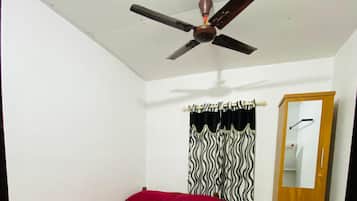 1 chambre, fer et planche à repasser, draps fournis